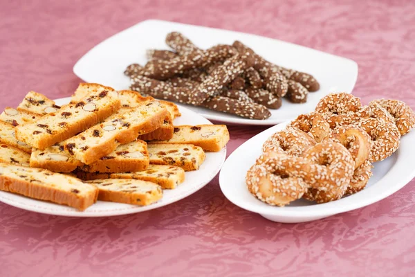 Biscoitos em pratos — Fotografia de Stock