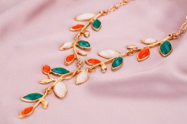 kolye kumaş üzerine