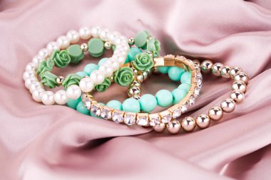 Kumaş üzerine bilezik