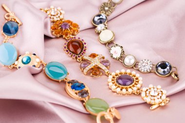 Kumaş üzerine bilezik