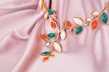 kolye kumaş üzerine