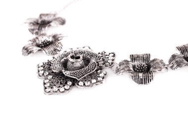 kolye üzerinde beyaz