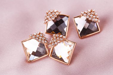 Kumaş üzerine küpe