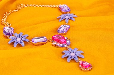 kolye kumaş üzerine