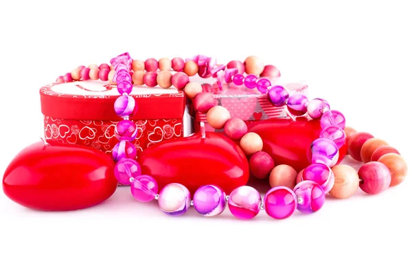 红色的心形蜡烛、 项链和礼品盒 — 图库照片
