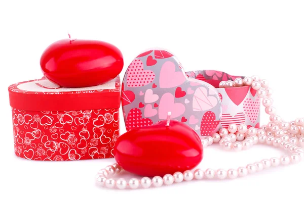 Rote Herzkerzen, Halsketten und Geschenkboxen — Stockfoto