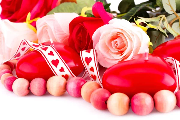 Velas rojas del corazón, collar y rosas — Foto de Stock