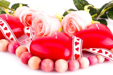 Kırmızı kalp mumlar, kolye ve güller