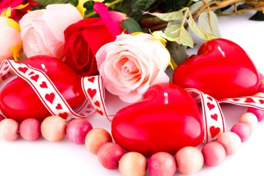 Kırmızı kalp mumlar, kolye ve güller