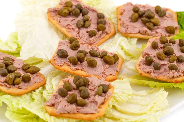 Vlees pate met kappertjes op crackers — Stockfoto