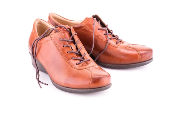 Bruna skor på vit — Stockfoto