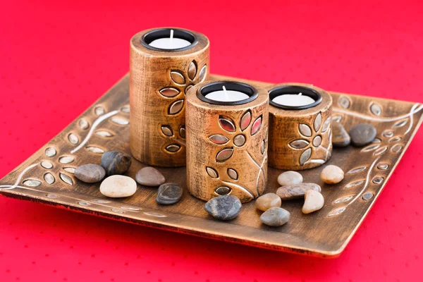 Drie kaarsen en stenen — Stockfoto