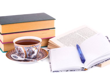 Kitaplar, fincan çay ve kalem