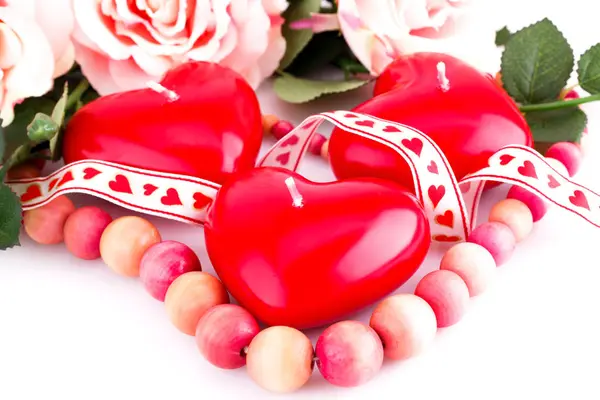 赤いハートのキャンドル、ネックレスとバラ — ストック写真