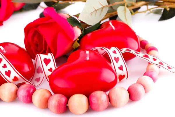 Rote Herzkerzen, Halskette und Rosen — Stockfoto