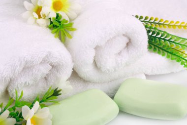 Havlu, sabun ve çiçekler