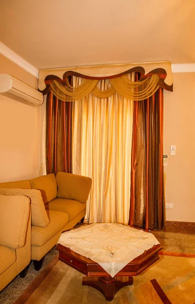 Braunes und beiges Wohnzimmer — Stockfoto