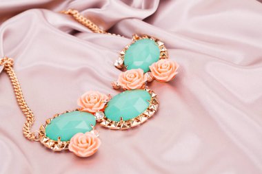 kolye kumaş üzerine