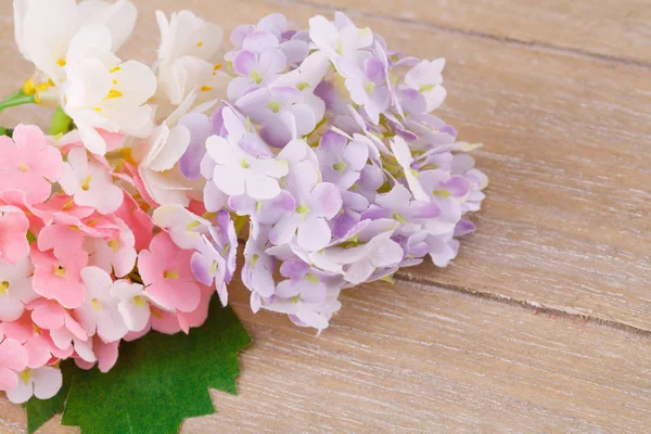 Flores artificiais coloridas — Fotografia de Stock