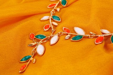 kolye kumaş üzerine