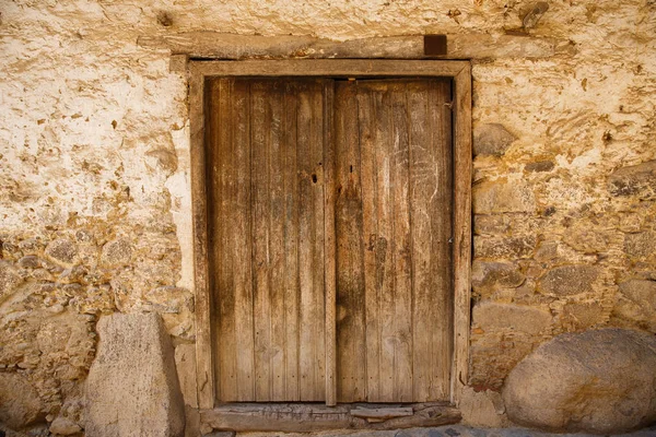 Porta velha na aldeia — Fotografia de Stock