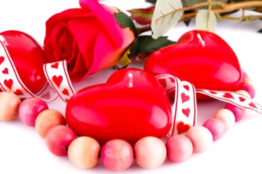 Kırmızı kalp mumlar, kolye ve güller