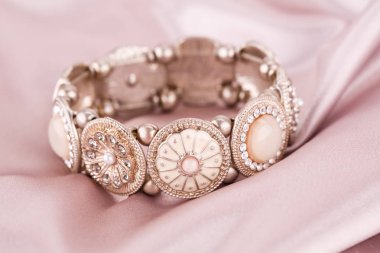 Kumaş üzerine bilezik