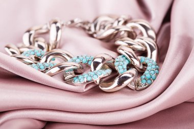 Kumaş üzerine bilezik