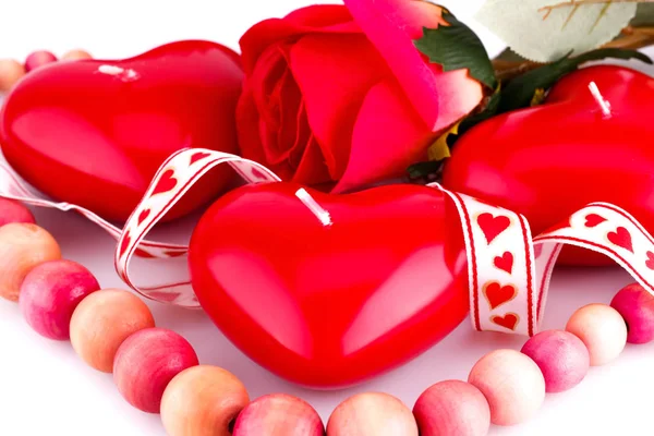 Rood hart kaarsen, ketting en rozen — Stockfoto