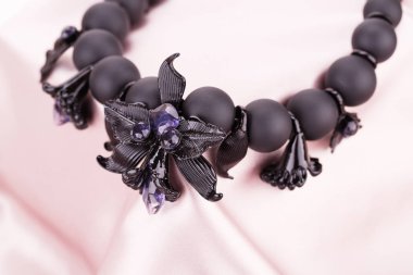 İpek kumaş üzerine kolye