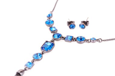 kolye üzerinde beyaz