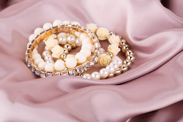 Bracelets sur tissu — Photo