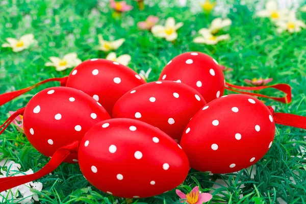 Пасхальные красные пятнистые яйца — стоковое фото