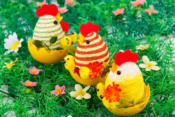 Pasen decoratie met kippen — Stockfoto