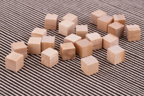 Деревянные кубики на ткани — стоковое фото
