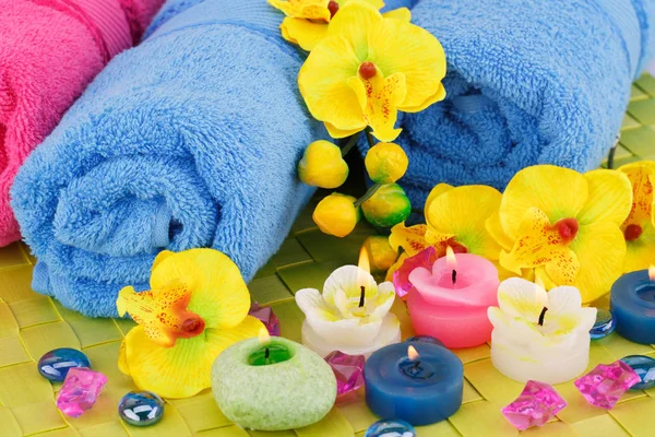 Conjunto de spa com toalhas — Fotografia de Stock