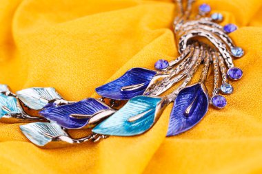 kolye kumaş üzerine