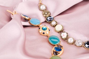 İpek kumaş üzerine bilezik