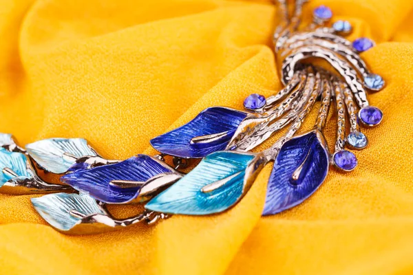 kolye kumaş üzerine