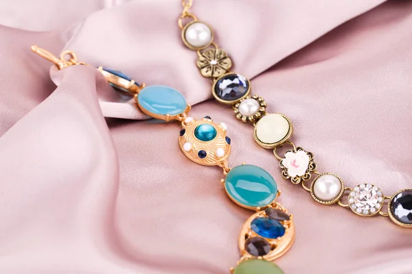 İpek kumaş üzerine bilezik