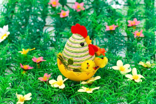 Decoración de Pascua con gallina — Foto de Stock