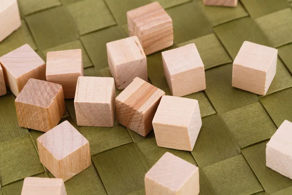 Cubos de madera sobre fondo de bambú —  Fotos de Stock