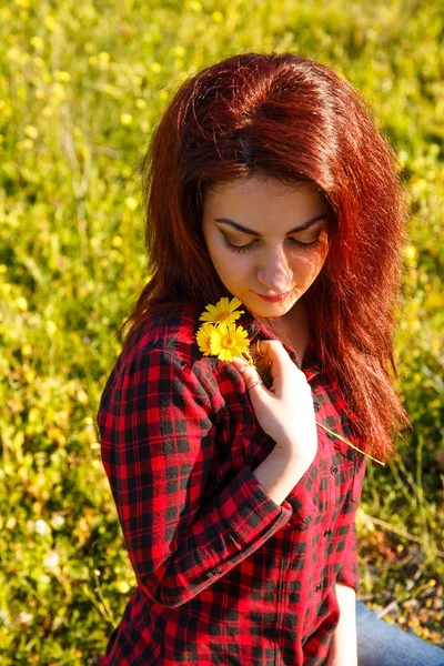 Mujer joven y flores —  Fotos de Stock