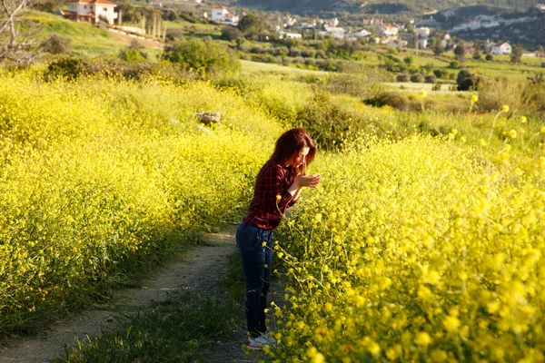 Jeune femme et fleurs — Photo