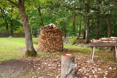 Yakacak odun yığını