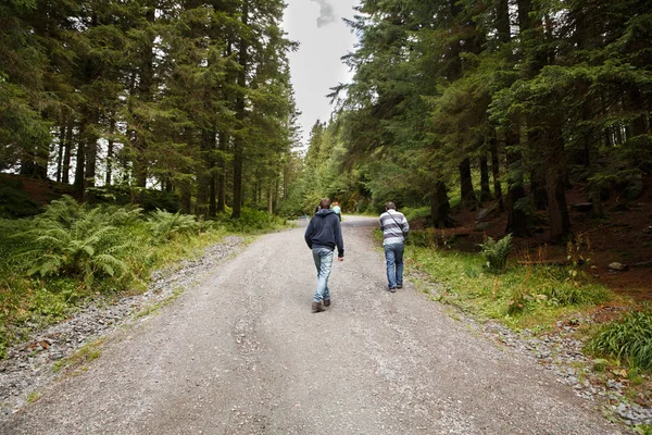 Människor i skogen — Stockfoto