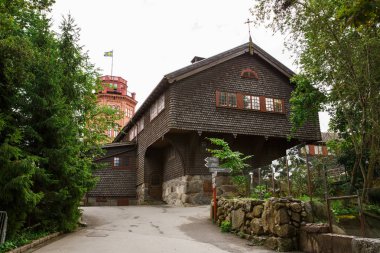 Eski ahşap ev ve Bredablick Kulesi