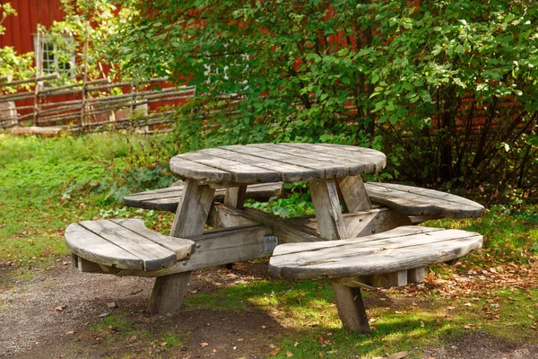 Banco y mesa de madera — Stockfoto