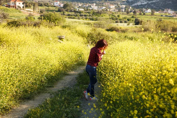 Mujer joven y flores —  Fotos de Stock