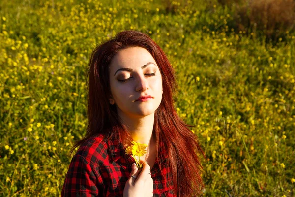 Młoda kobieta i kwiaty — Zdjęcie stockowe